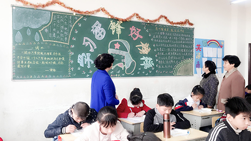 南昌現(xiàn)代外國(guó)語(yǔ)學(xué)校(象湖校區(qū)) 組織開(kāi)展“我與雷鋒精神同行”為主題的黑板報(bào)評(píng)比活動(dòng)