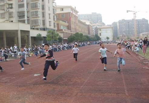 現(xiàn)外象湖校區(qū)第六屆秋季運(yùn)動會勝利閉幕